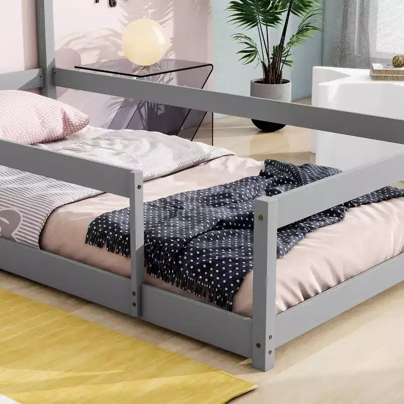 Lit de sol avec tête de lit cabane pour enfant, taille double, avec barrières de sécurité