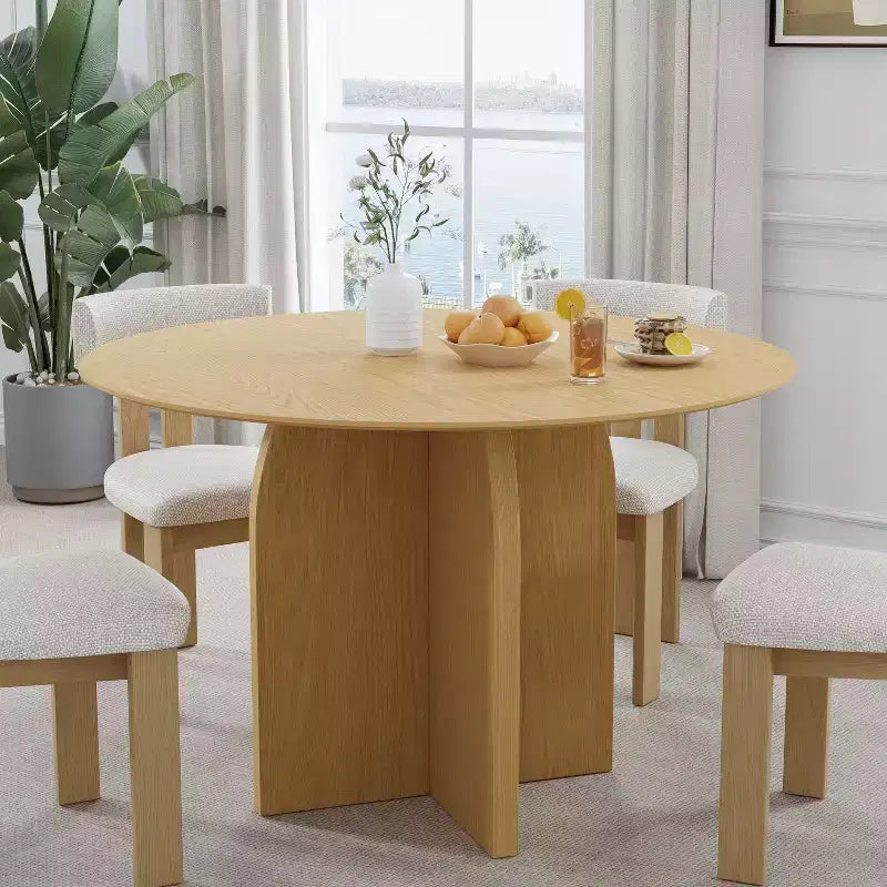 Table à manger ronde en bois massif avec finition naturelle et pieds arqués élégants