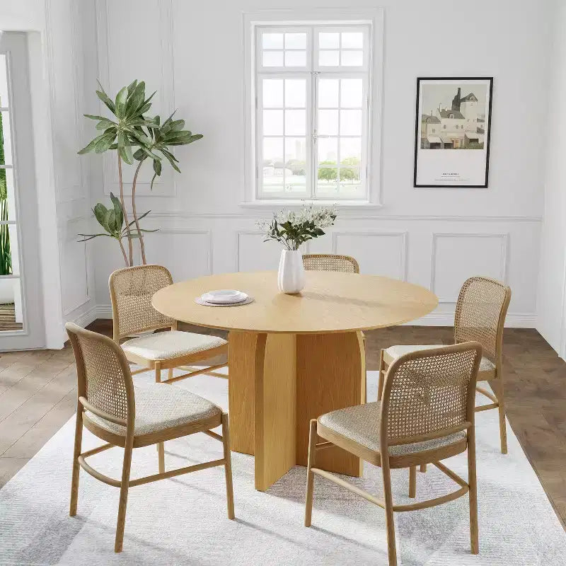 Table à manger ronde en bois massif avec finition naturelle et pieds arqués élégants