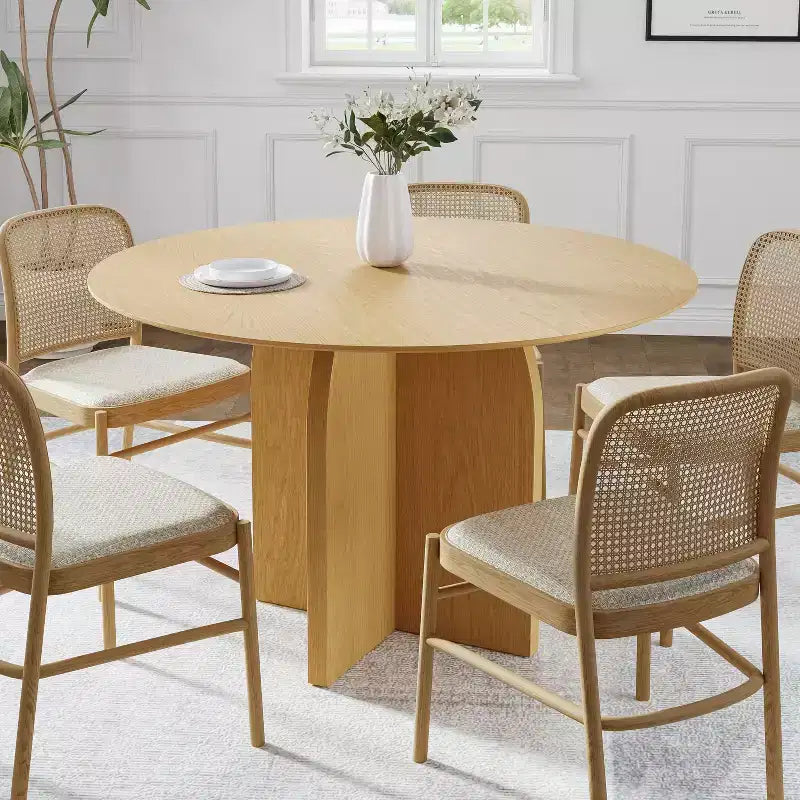 Table à manger ronde en bois massif avec finition naturelle et pieds arqués élégants