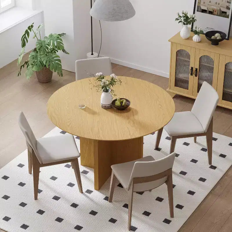 Table à manger ronde en bois massif avec finition naturelle et pieds arqués élégants