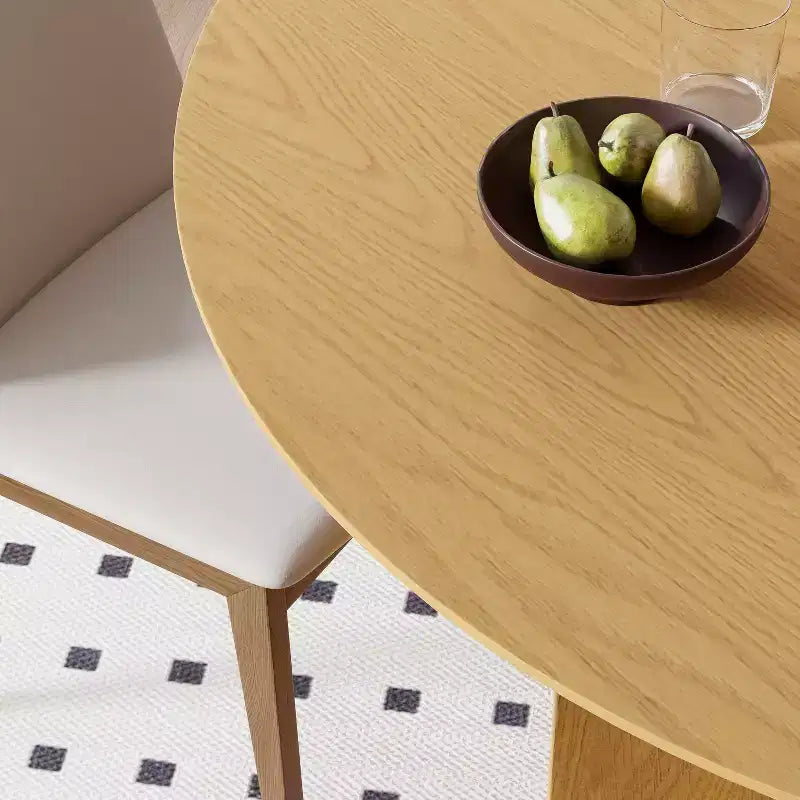 Table à manger ronde en bois massif avec finition naturelle et pieds arqués élégants