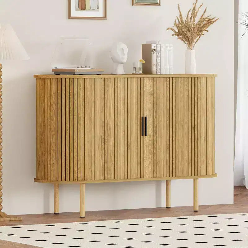Buffet cannelé avec portes coulissantes, Meuble de rangement moderne en bois